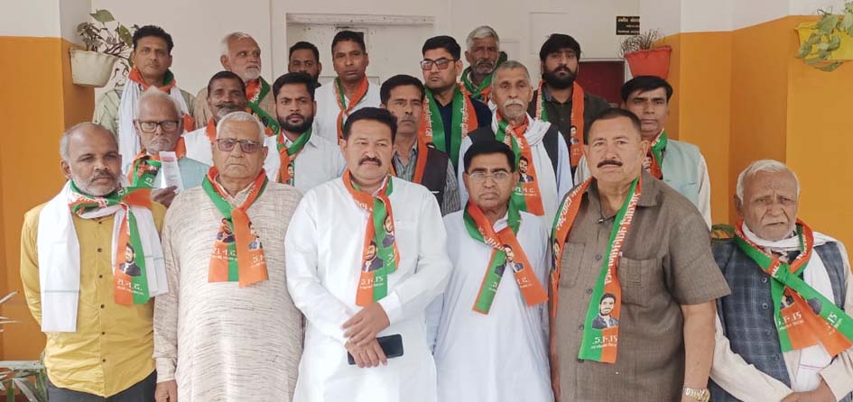 Memorandum given to DM demanding security of Shrikant Tyagi