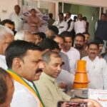 Grand celebration on 9 years of Navnirman: Ministers Jaswant Saini and Brijesh Singh distributed certificates to the beneficiaries.