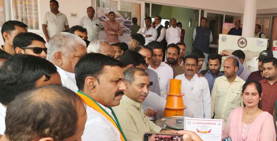 Grand celebration on 9 years of Navnirman: Ministers Jaswant Saini and Brijesh Singh distributed certificates to the beneficiaries.