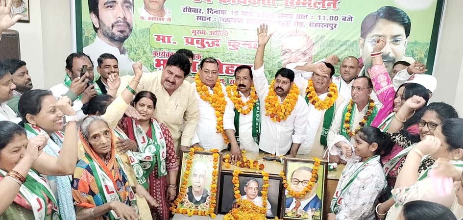 Rekha Gupta joined the party along with dozens of women.