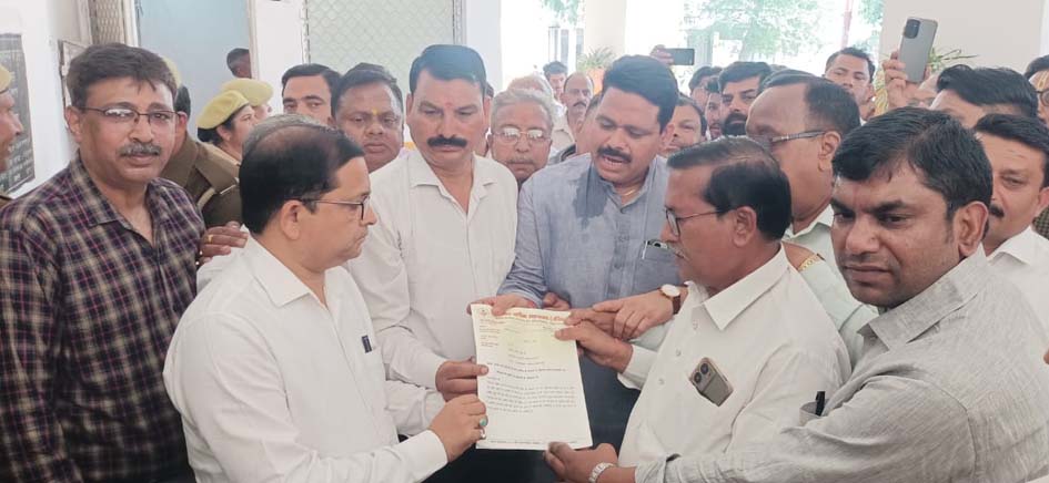 Protest against the murder of Tarun Khatik, memorandum submitted to the District Magistrate in the name of the President
