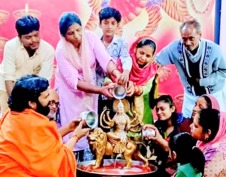 सहारनपुर। राधा विहार स्थित महाशक्ति पीठ वैष्णवी महाकाली मंदिर में चैत्र नवरात्रि दूसरे नवरात्रि पर माता ब्रह्मचारिणी पूजा अवसर पर स्वामी कालेंद्रानंद महाराज ने कहा माता ब्रह्मचारिणी की शक्ति से ही सृष्टि का सृजन हुआ। श्री रामकृष्ण विवेकानंद संस्थान के तत्वाधान में आयोजित चौत्र नवरात्रि महोत्सव मैं दूसरे नवरात्रि पर मां ब्रह्मचारिणी की पूजा विधि व्त की गई और मां भगवती की अष्टधातु प्रतिमा का पंचामृत से महा स्नान किया गया और दुर्गा सहस्त्रनाम स्तोत्र से मां आदिशक्ति ब्रह्मचारिणी माता का महा अभिषेक किया गया। इसके उपरांत मां भगवती का श्रंगार कर भोग अर्पण किया गया और माता की दिव्य एवं भव्य आरती उतारी गई । मां ब्रह्मचारिणी महिमा का वर्णन करते हुए स्वामी कालेंद्रानंद महाराज ने कहा मां आदिशक्ति ब्रह्मचारिणी का प्राकट्य ब्रह्म शक्ति के रूप में ब्रह्मा जी के कमंडल से हुआ मां ब्रह्मचारिणी की मूल शक्ति के द्वारा ही ब्रह्मा जी सृष्टि का सृजन कर पाए अर्थात मां ब्रह्मचारिणी सृष्टि के मूल की देवी हैं जो ज्ञान वैराग्य एवं भक्ति के साथ-साथ शक्ति की देवी मानी जाती है उन्होंने कहा मां ब्रह्मचारिणी का वेश साधक एवं तपस्वीय जैसा है। गले में रुद्राक्ष की माला हाथ में कमंडल जो भगवती के वैराग्य रूप है। कमंडल अन्नपूर्णा का रूप है, जिससे वह संसार का भरण पोषण करती है। माता ब्रह्मचारिणी की पूजा करने से ज्ञान वैराग्य धन समृद्धि एवं सुख शांति की कृपा प्राप्त होती है और अंत में मोक्ष की प्राप्ति होती है प्रत्येक जीव को अपने जीवन में तब ज्ञान एवं वैराग्य को धारण कर मां भगवती की शरणागत हो जाना चाहिए। इसी से जीव का कल्याण संभव है। इस अवसर पर पंडित ऋषभ शर्मा, रामेश्वरम शर्मा, राजेंद्र धीमान, राकेश राय, अश्विनी कंबोज, अमृत कश्यप, सागर गुप्ता, बबीता, राजबाला, कुसुम, रेखा, पूनम आदि रहे।