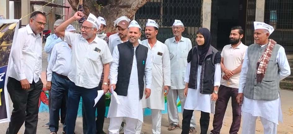 Aam Aadmi Party protested against inflation and sent a memorandum to the President.