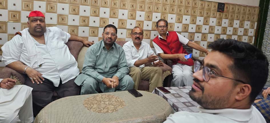 Samajwadi Party gears up for Mission 2027; victory strategy prepared with workers at Metropolitan Office