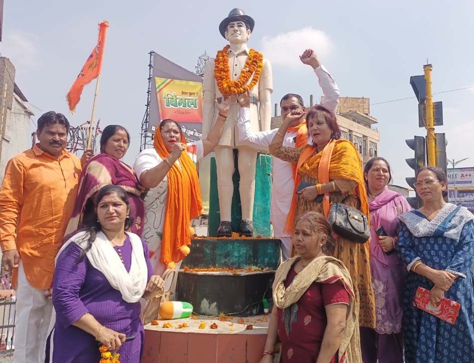 One major and busiest square in each district of Uttar Pradesh should be named Vande Mataram Chowk.