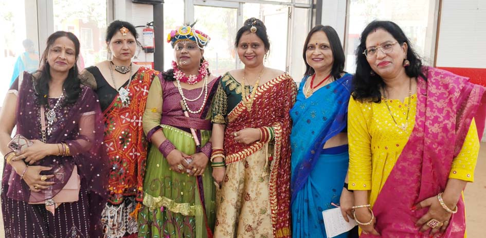 Women immersed in the flow of hymns, Vaishya Agar Mahila Samiti organised Shri Hari Sankirtan