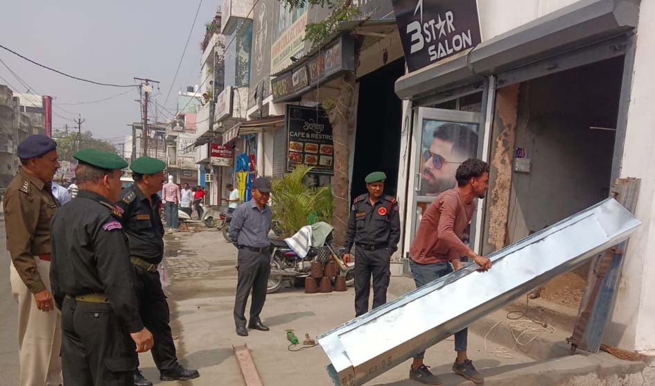 The Municipal Corporation removed encroachments from 50 shops and also collected fines.
