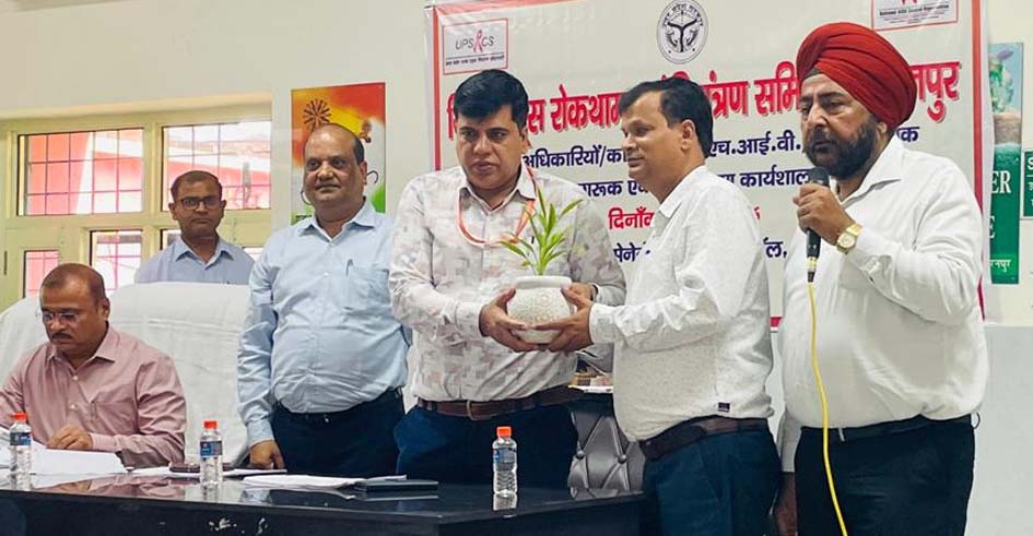 Policemen and trainees were made aware about AIDS through a workshop.