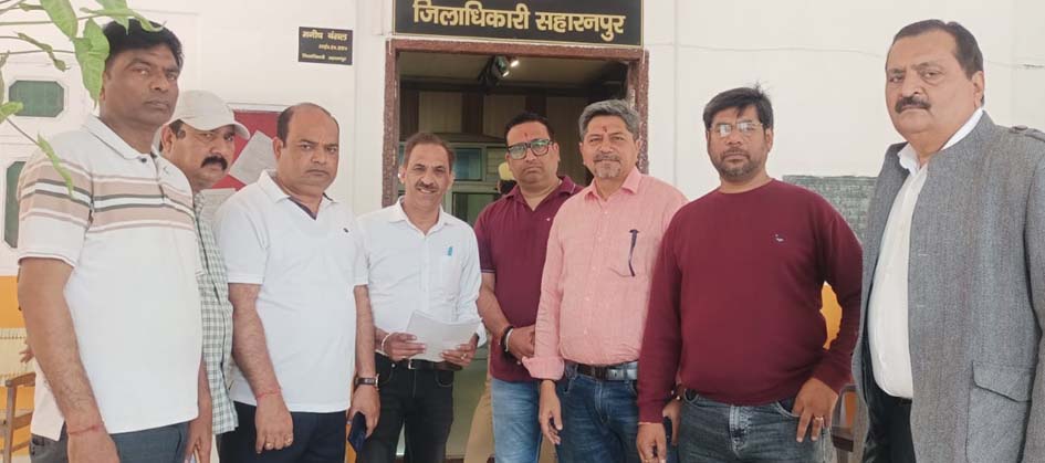 Traders demanded the DM to resolve their problems.