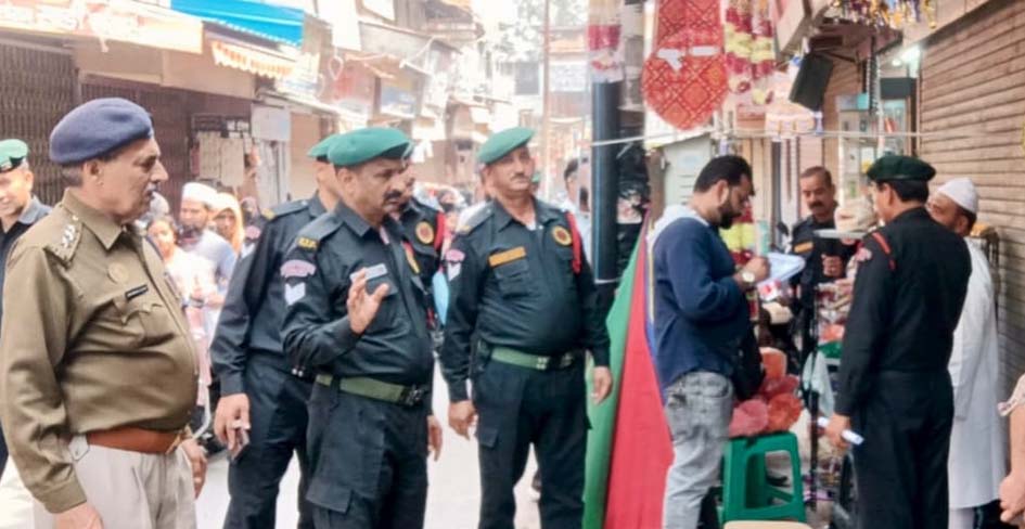 The corporation removed roadside shops in the markets, imposed a fine of 11,000 rupees and warned the shopkeepers.