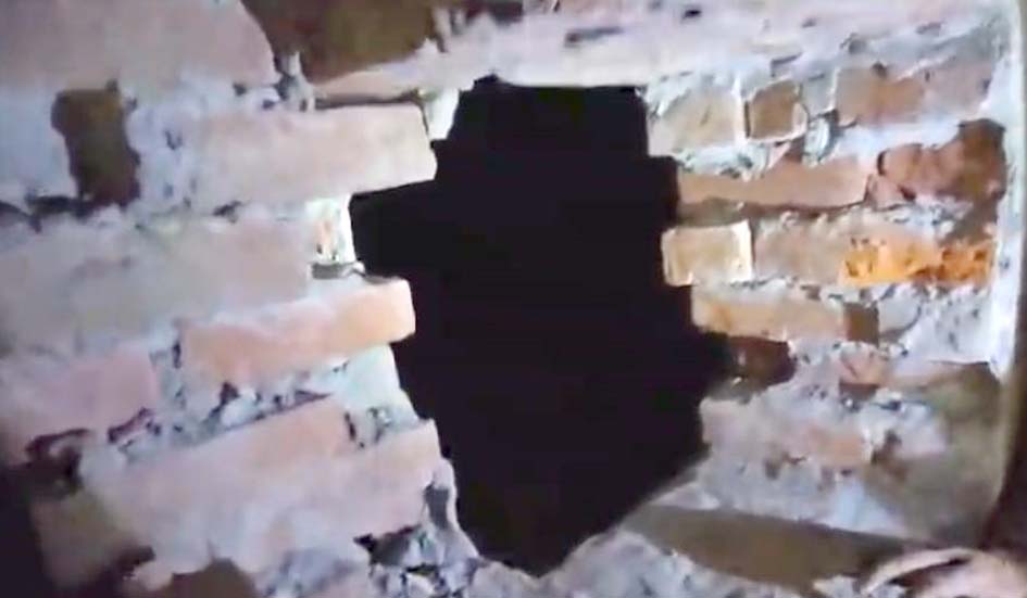 Thieves defied the vigil of 19 guards and broke through the warehouse wall, causing a commotion among traders at the grain market.