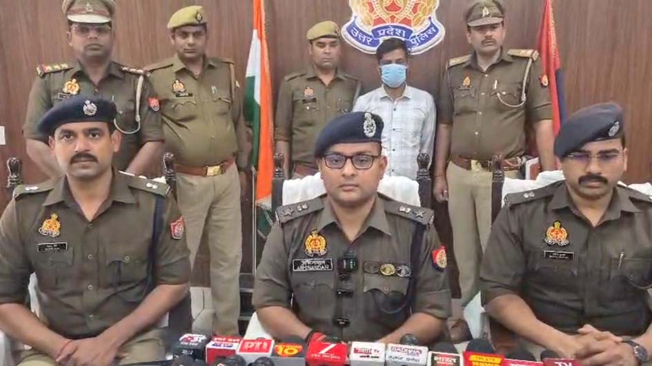 Smuggler carrying a reward of Rs 25,000 along with smack worth crores arrested