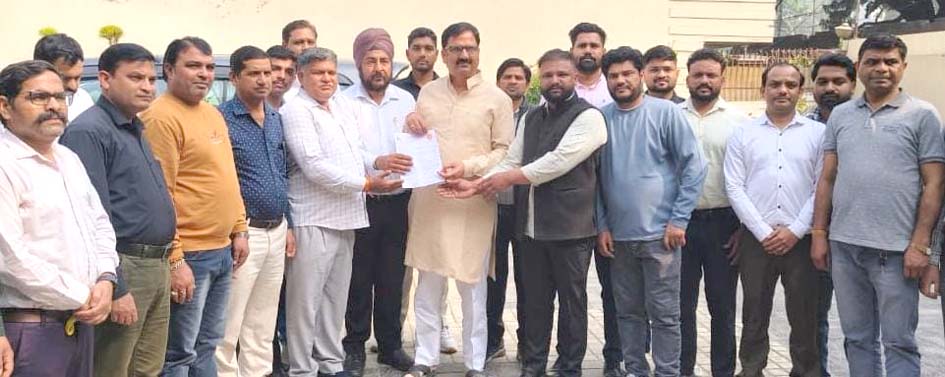 NHM workers submitted a memorandum to MLA Mukesh Chaudhary in the name of the Chief Minister demanding regularization.