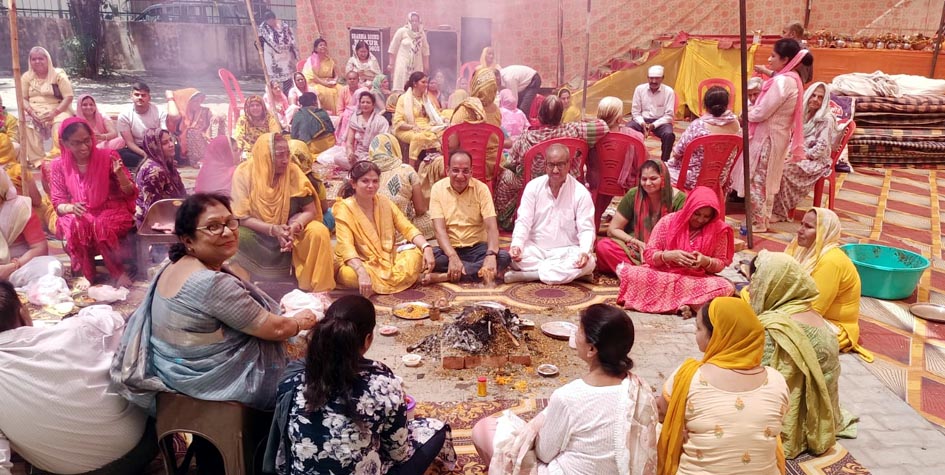 A grand religious ceremony was held with the 11-kundi Hanuman Yagna, and the installation of the five-faced Hanuman was completed.