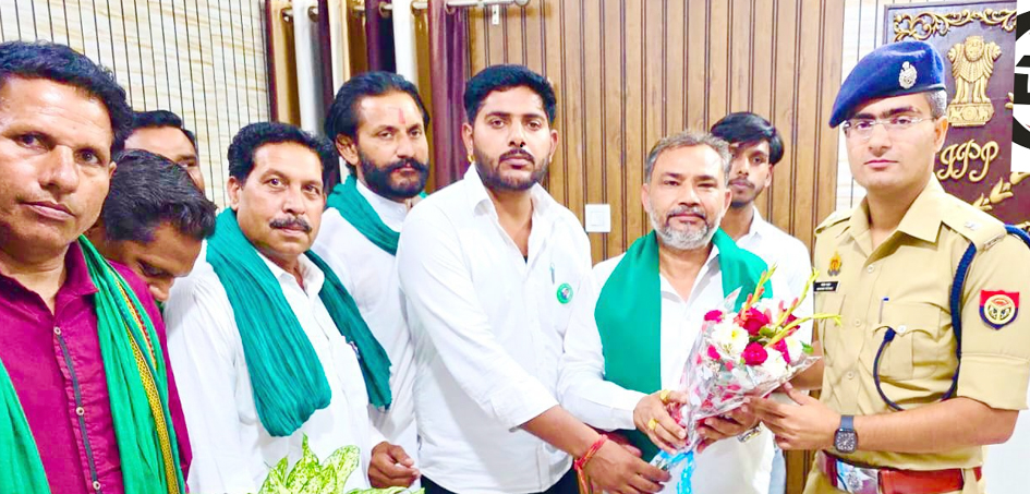 Bhakiyu Tomar handed over the demand letter to SP Rural Mayank Pathak.