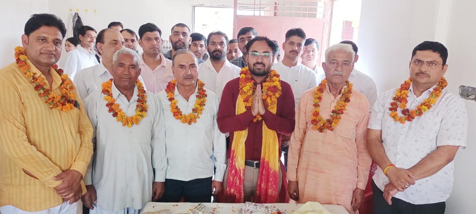 Special Prajapati hoisted the flag in the very first attempt, wave of happiness in the society