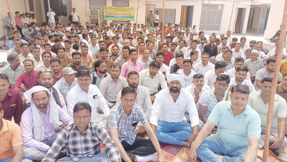 Contract workers open front, announce complete work boycott from May 4