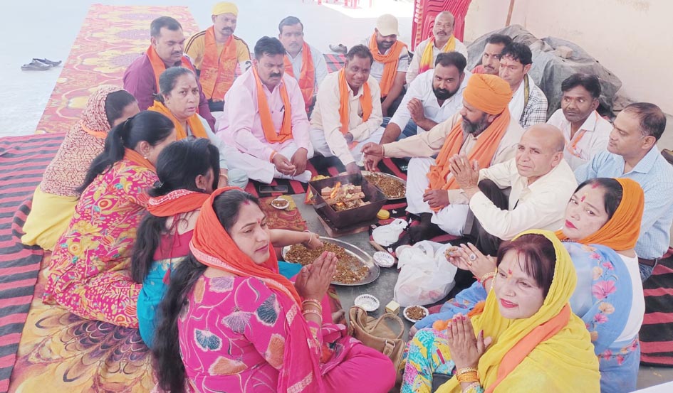 Vishwa Hindu Mahasangh celebrated its 45th foundation day, workers took a pledge to serve Hindutva and the nation.