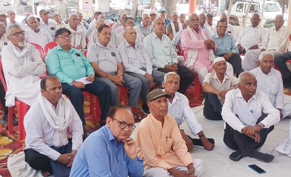 Pensioners demand restoration of old pension, stage massive protest in Hakikat Nagar