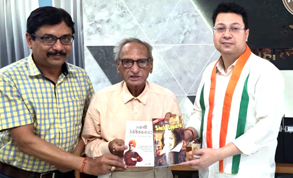 Books are man's best friend, the Chamber of Commerce presented books to the Divisional Commissioner.