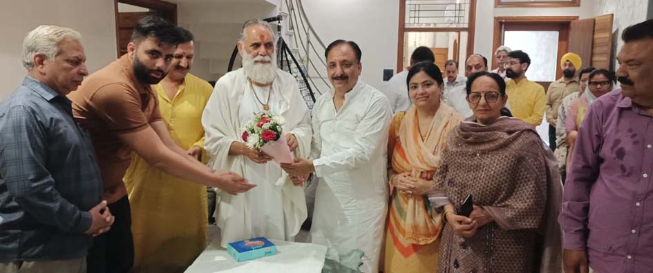 MLA Rajiv Gumbar's residence was showered with spiritual blessings, Swami Gyananand Maharaj gave the message of the Gita.