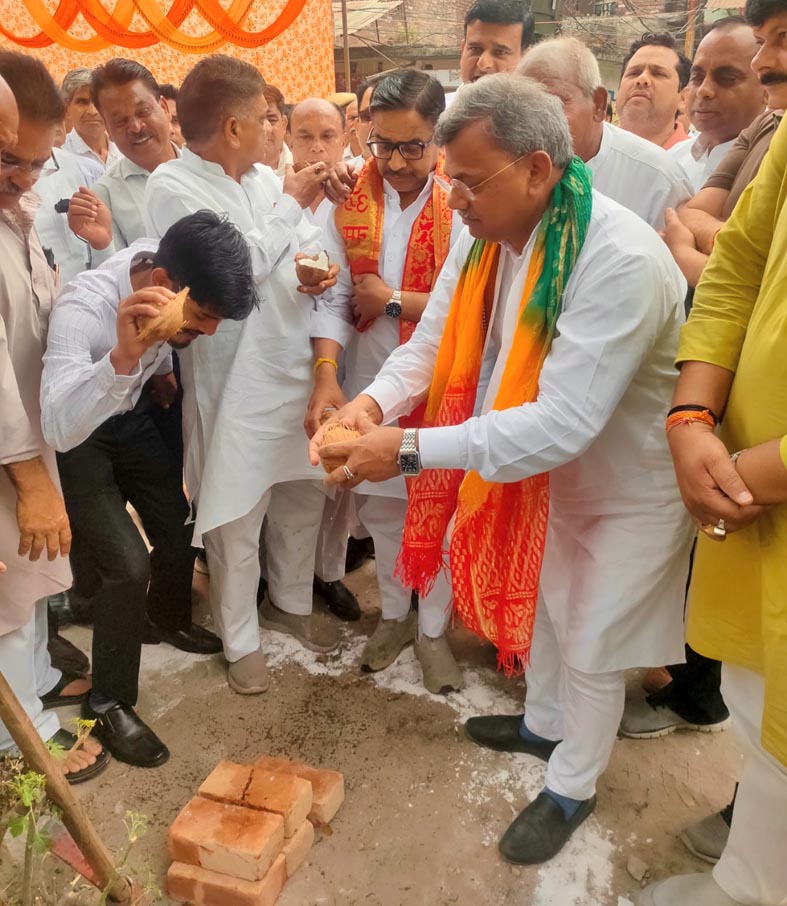 Mayor Dr. Ajay Kumar inaugurated the construction of the drain.