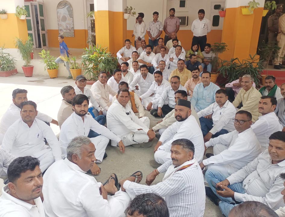 Amid the possibility of delay in Panchayat elections, the Pradhans created a ruckus.
