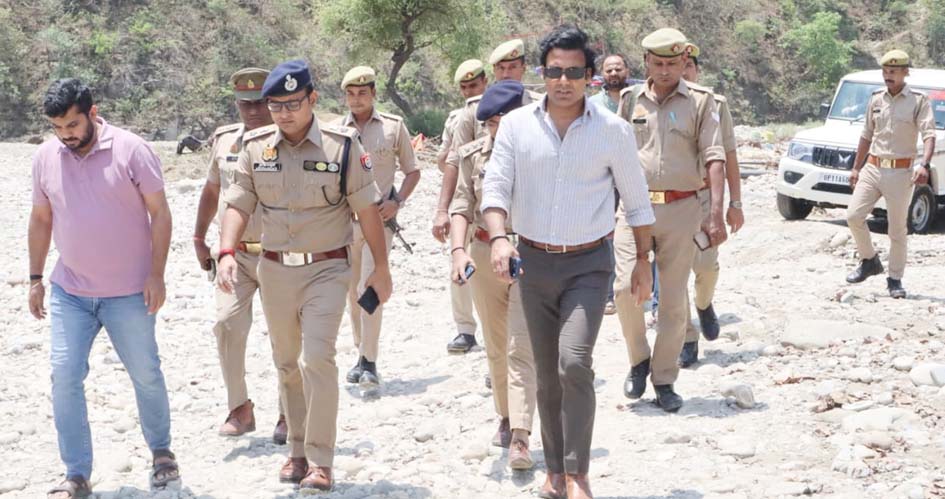 The DM and SSP conducted a physical inspection of Shakumbhari Khol and took stock of relief operations.