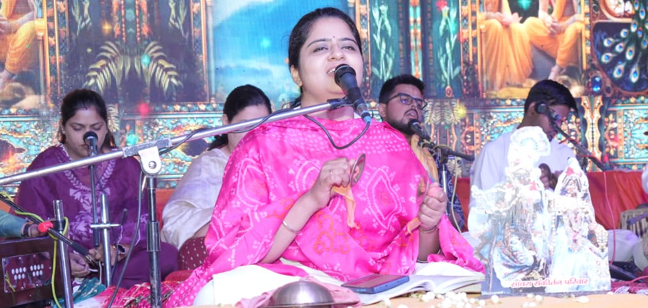 Devotees danced to the hymns of Nikunj Kamra.