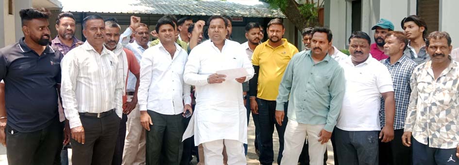 Employees stage a strong protest against the privatization of the sanitation system.