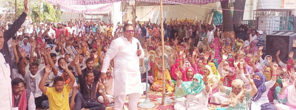 Lockout at Municipal Corporation in protest against privatization
