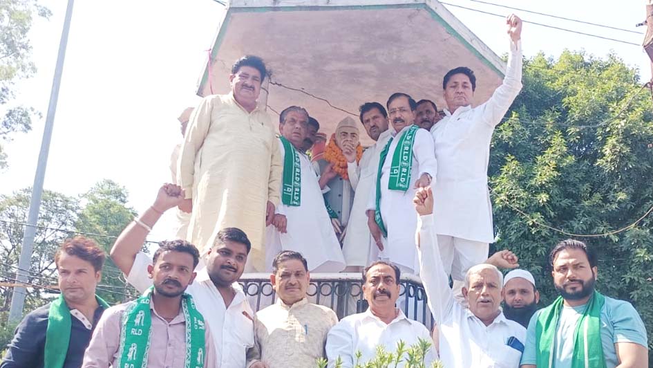 RLD workers collectively garlanded the statue of Chaudhary Charan Singh at Hospital Chowk.