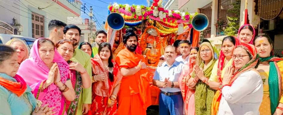 The atmosphere was imbued with devotion during the grand palanquin procession of Shri Khatu Shyam, which was welcomed with showers of flowers at various locations.