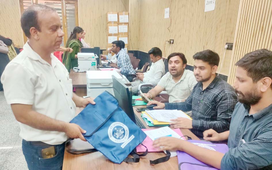 Census-2027: Distribution of kits to supervisors and enumerators in municipal corporations