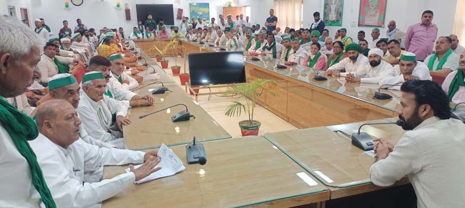 BKU (Tikait) Meets District Magistrate