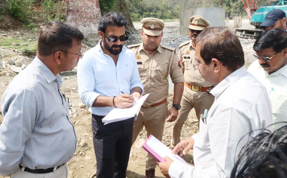 DM strict on slow progress of bridge construction on Maa Shakumbhari Devi Marg