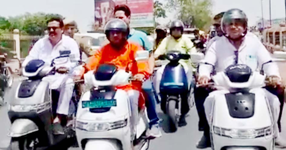 Mayor Dr. Ajay Kumar rode an electric scooter in the scorching sun.