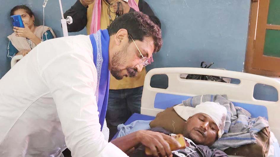 Lalwala Clash: MP Chandrashekhar Arrives at District Hospital, Inquires About the Condition of the Injured