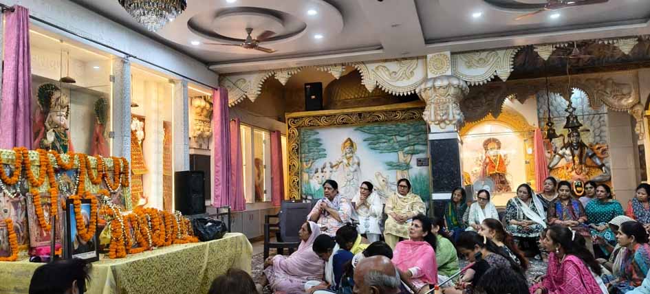 Shri Ram Katha resonated in Shri Sanatan Dharma Temple, devotees immersed in devotion