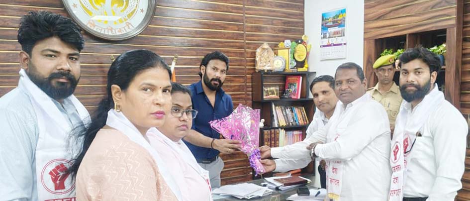 The Janata Desh Sangathan submitted a memorandum to the District Magistrate.