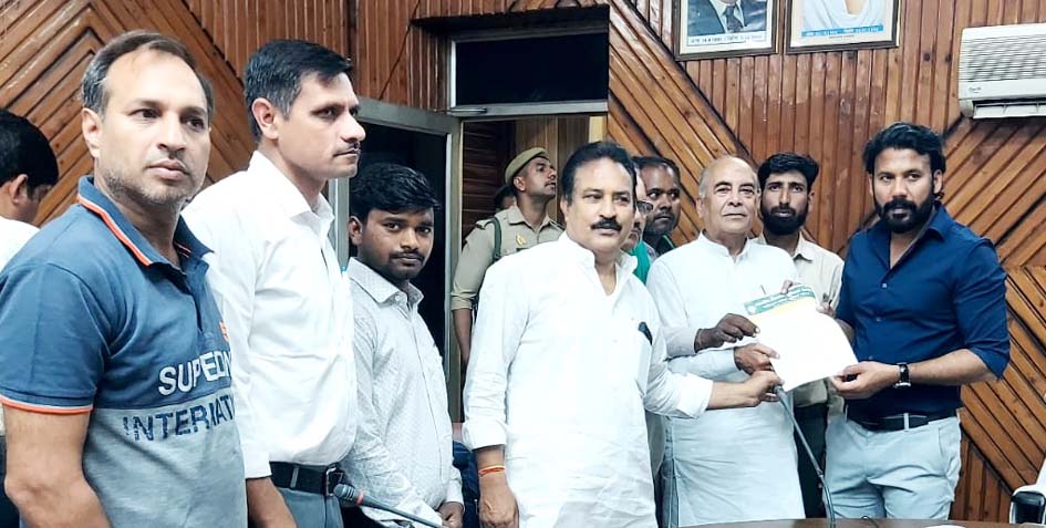 A 15-point memorandum regarding the formation of a separate Western Uttar Pradesh and farmers' issues was submitted to the District Magistrate.