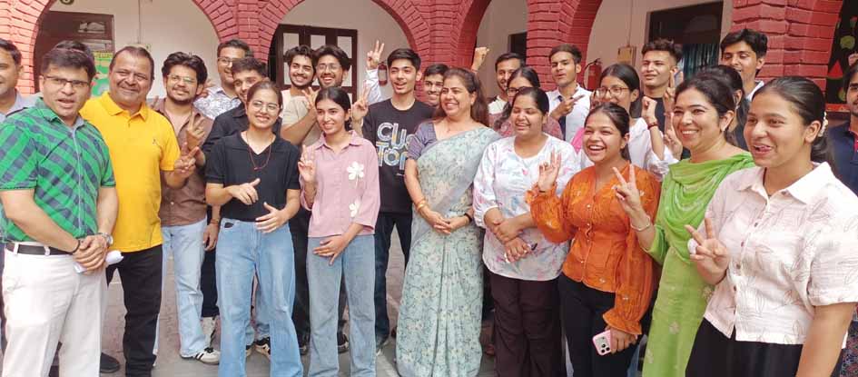 Nandini Kushwaha of Deoband became the district topper, with 98.6 percent marks.