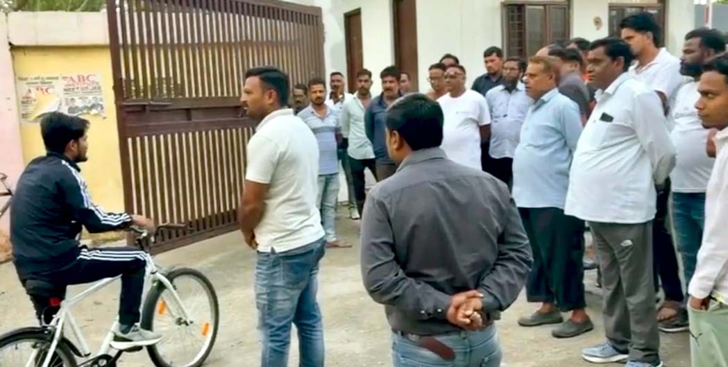 Municipal Commissioner Shipu Giri set out on a bicycle tour of the city and conducted a surprise inspection of the sanitation system and the garage.
