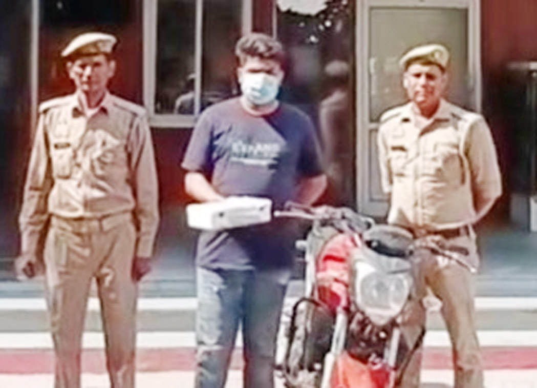 Cunning robber arrested; country-made pistol and bike recovered.