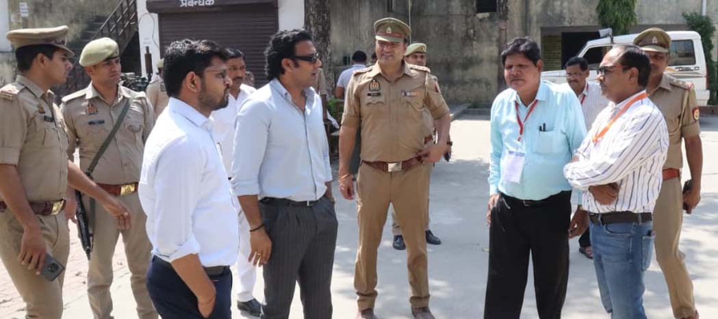 UP Police Constable Recruitment Exam: District Magistrate conducts surprise inspection of exam centers.