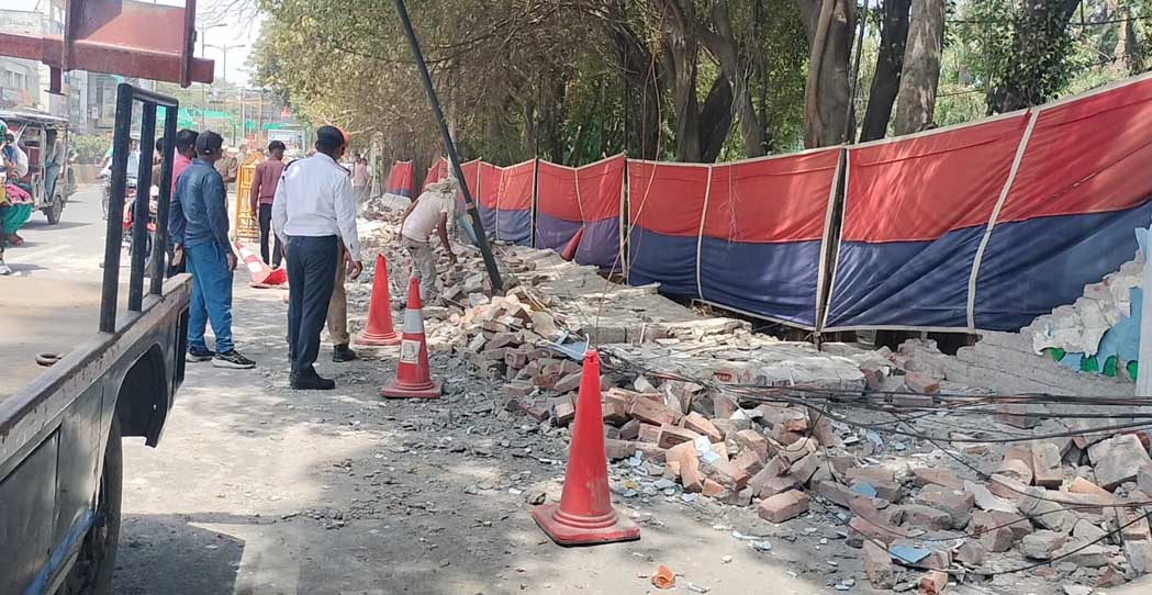 DIG office wall suddenly collapses; several cars damaged.