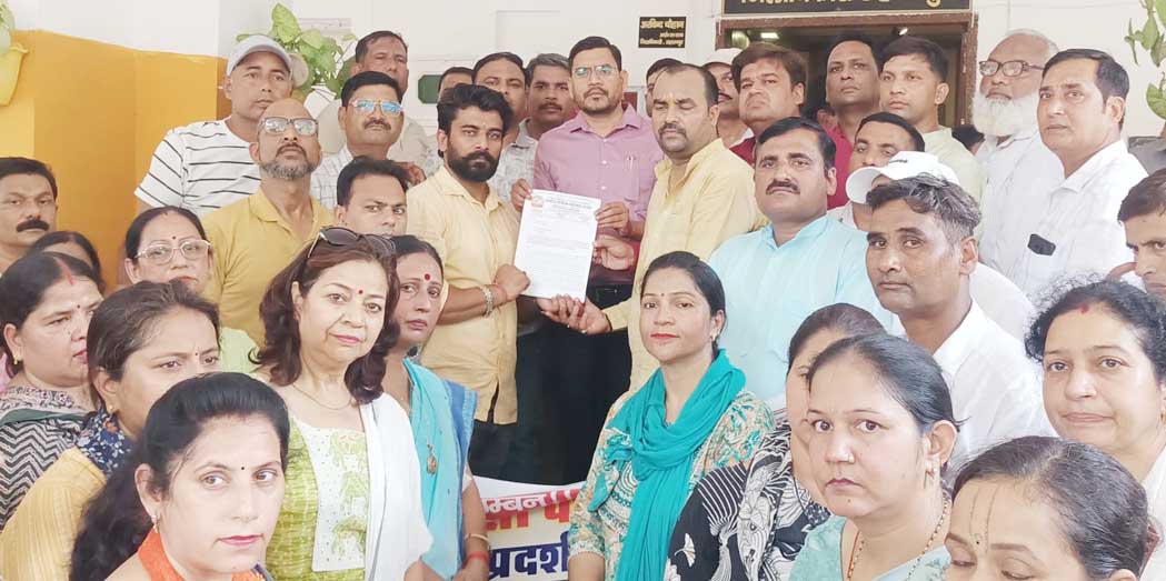 Teachers stage massive protest against TET mandate.