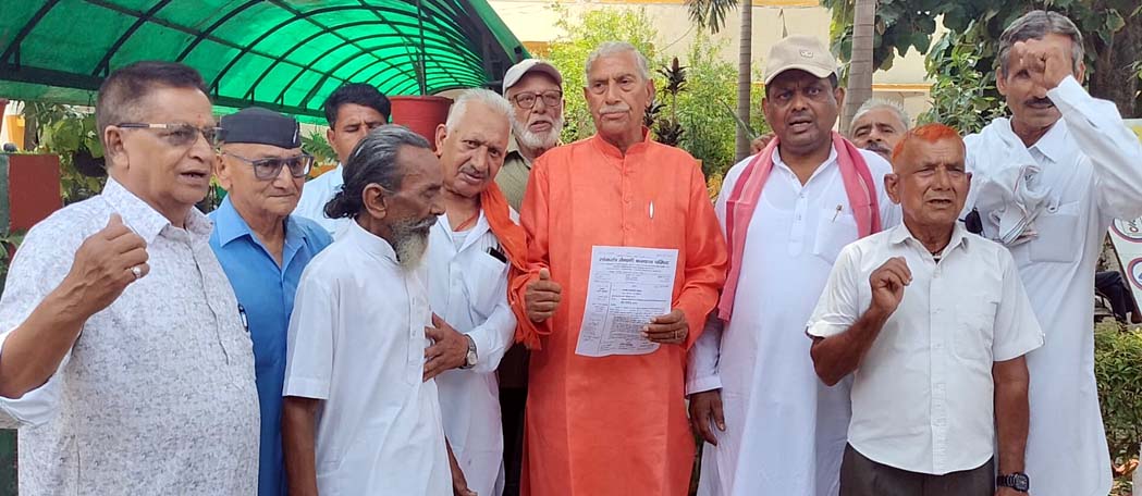 Loktantra Senani Kalyan Parishad submitted a memorandum to the DM.