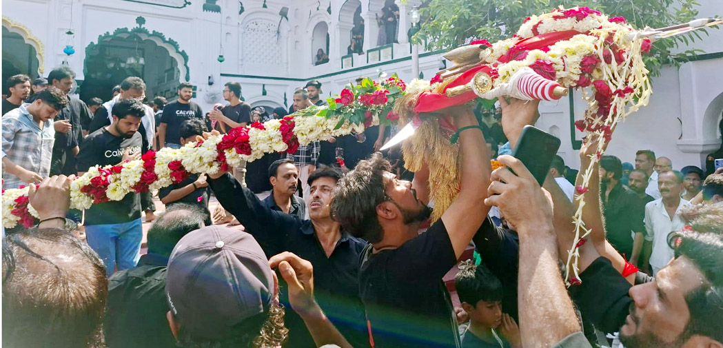 A grand mourning procession was taken out on Youm-e-Ashura; heartfelt tributes were paid to the martyrs of Karbala.