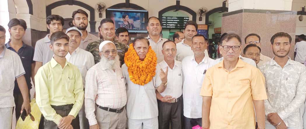 Dr. Ashok Malik accorded a grand welcome upon his return after securing a stay from the Allahabad High Court regarding a fabricated case.